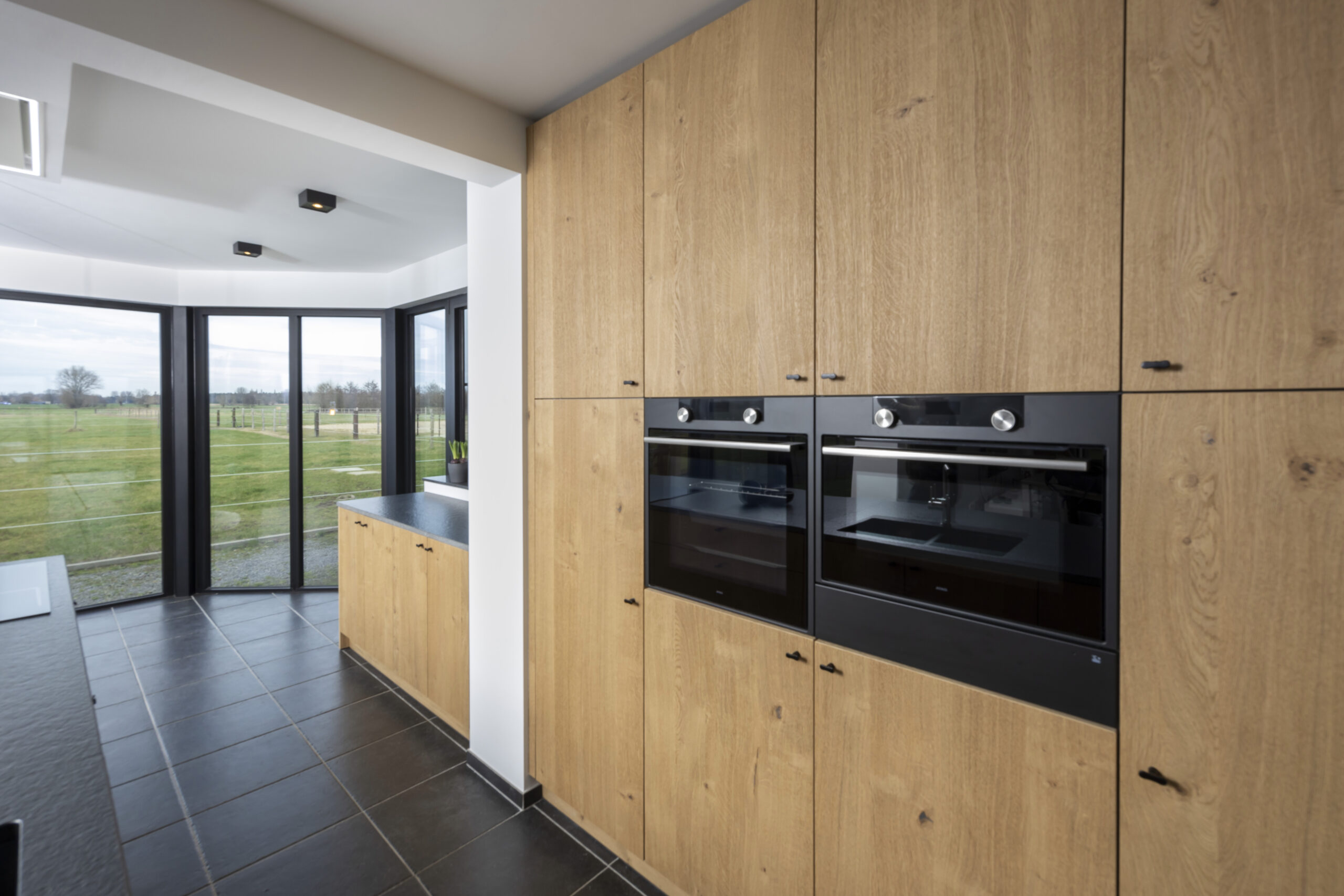 Landelijke kastenwand met keukentoestellen