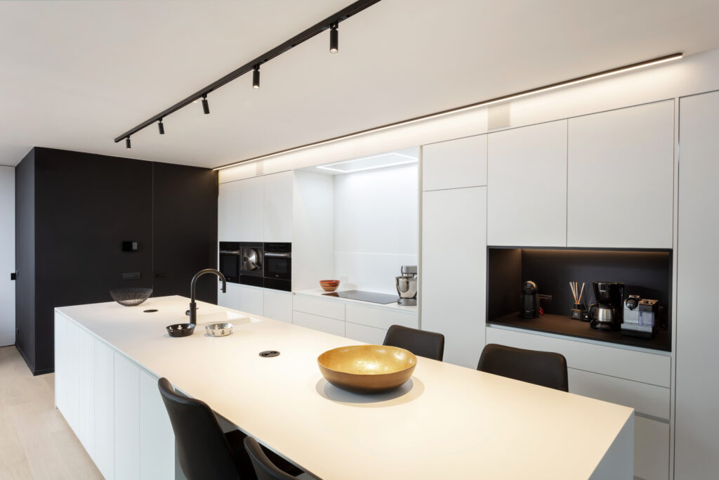 Ruime moderne witte keuken