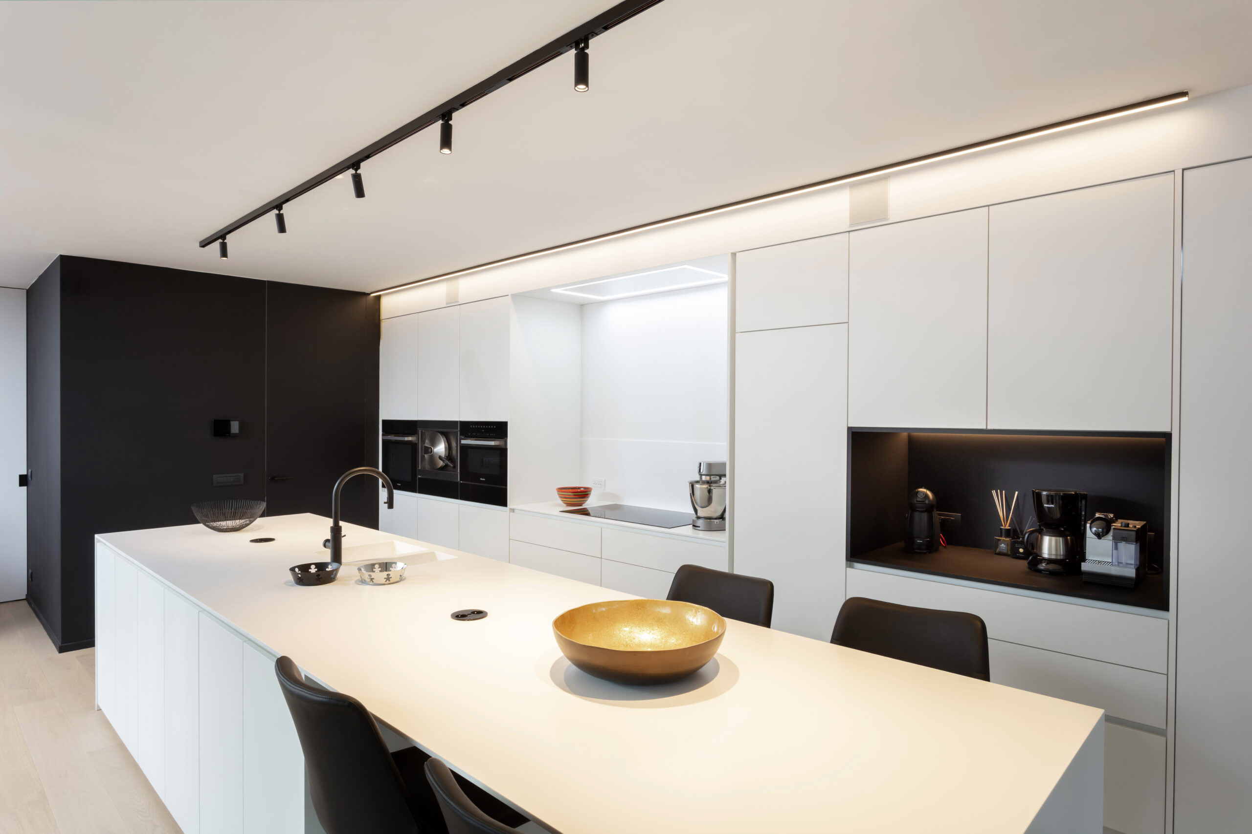 Ruime moderne witte keuken