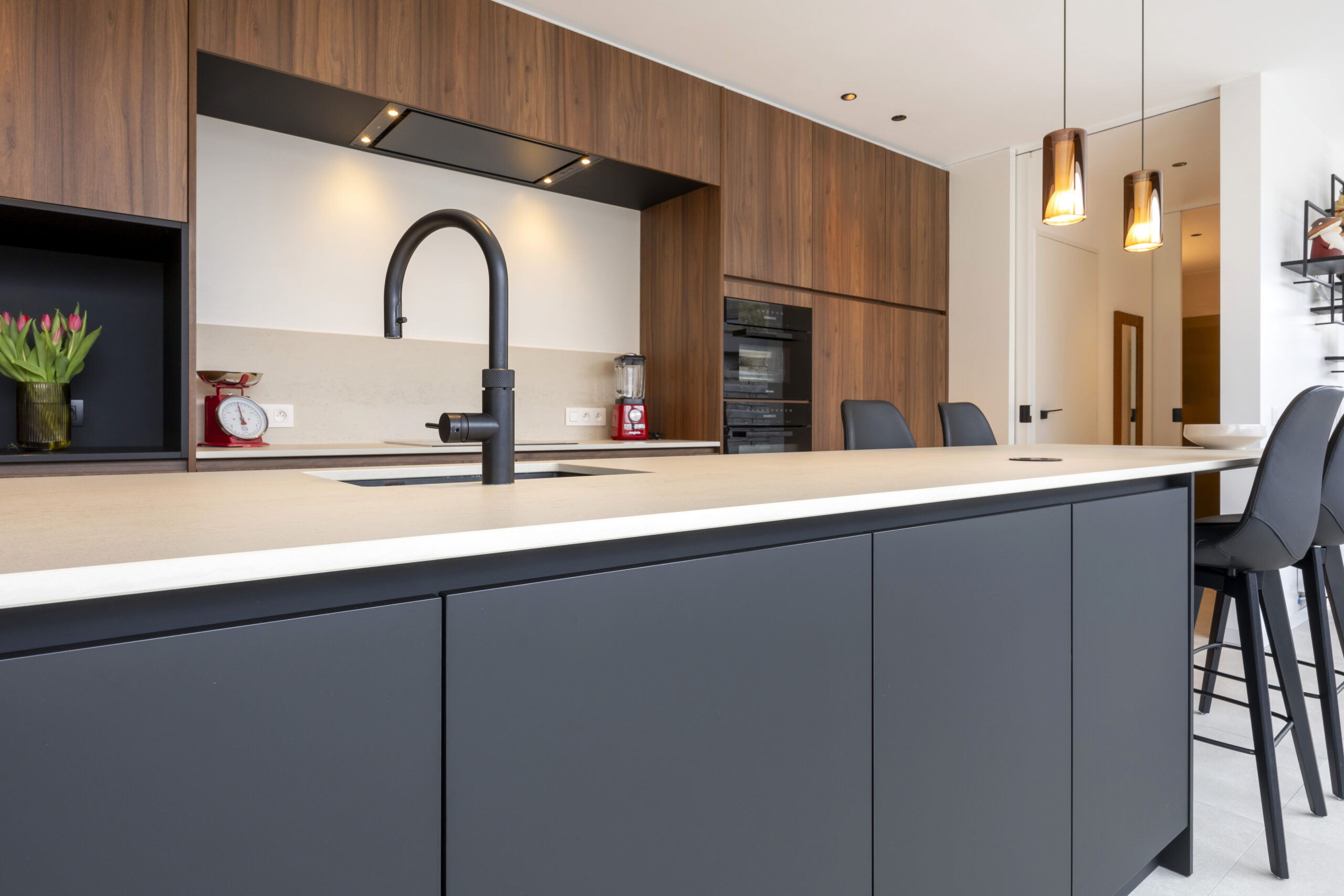 Strak keukeneiland notelaar fineer