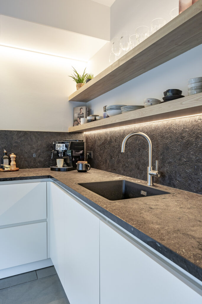 Hoekkeuken met indirecte verlichting